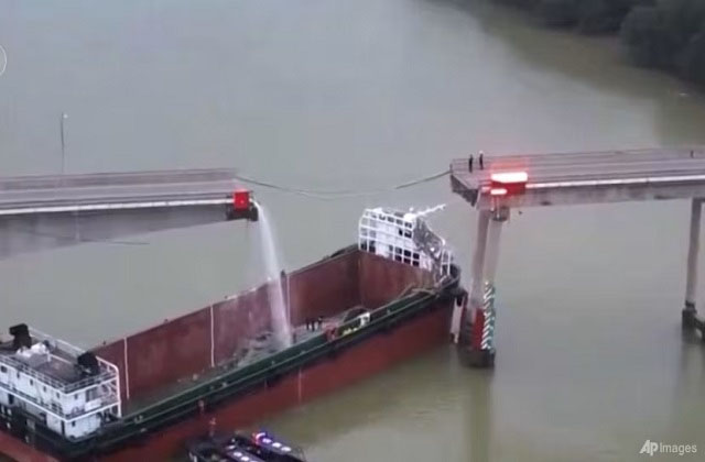 International News: चीन में पुल से टकराया कंटेनर जहाज, 2 लोगों की मौत