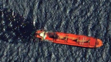 International News: हूती हमले में लाल सागर में डूबा पहला मालवाहक जहाज