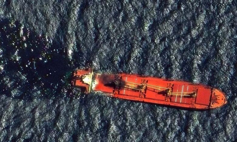 International News: हूती हमले में लाल सागर में डूबा पहला मालवाहक जहाज