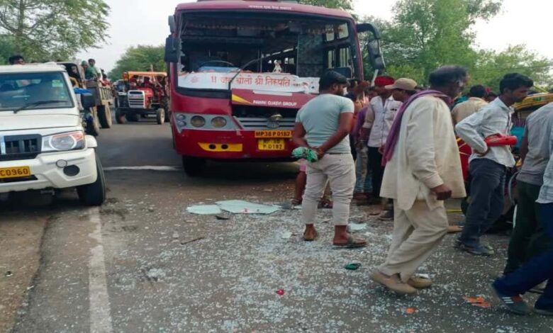 MP News: मध्यप्रदेश में सड़क हादसे में एक मौत 12 घायल
