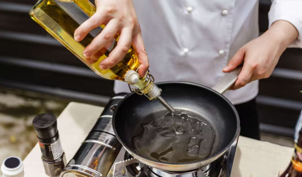 Worst Cooking Oils: सेहत के लिए जहर से कम नहीं हैं ये 5 तेल