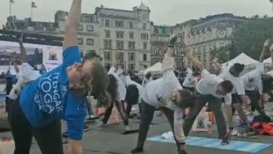 लंदन में योग कार्यक्रम में पहुंचे सैकड़ों लोग