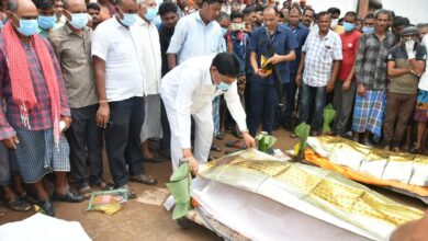 खाद्य मंत्री बघेल ने कुएं में जहरीली गैस से मृतकों के परिजनों से मुलाकात की