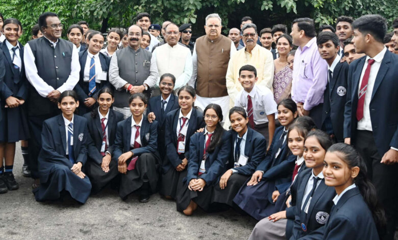 मुख्यमंत्री से रॉयल किड्स कॉन्वेंट स्कूल के विद्यार्थियों ने विधानसभा में की मुलाकात