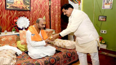 मुख्यमंत्री डॉ. यादव ने संत दादा गुरू से आशीर्वाद प्राप्त किया