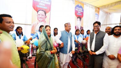 जब मुख्यमंत्री से मिली साइकिल तो छात्राओं ने सामूहिक रूप से घंटी बजाकर जताया उत्साह