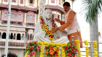 मुख्यमंत्री डॉ. यादव ने केंद्रीय मंत्री यादव के साथ देवी अहिल्या बाई होल्कर की प्रतिमा पर किया माल्यार्पण