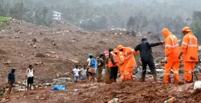 वायनाड में भारी बारिश बनी आफत, मलबे में दबे 100 से ज्यादा लोग; आठ की मौत