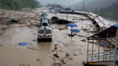 असम में भारी बारिश के बाद बाढ़ से लोग परेशान