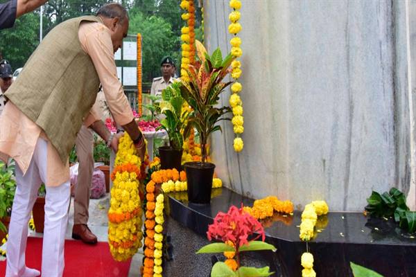 वन मंत्री रावत ने राष्ट्रीय वन शहीद दिवस पर वन शहीदों को पुष्पांजलि दी