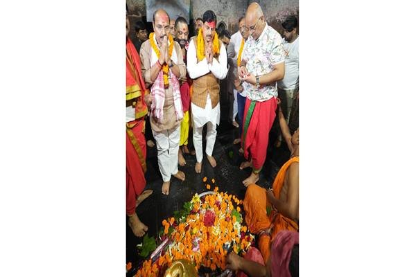 मुख्यमंत्री डॉ. यादव ने झारखण्ड में बाबा बैद्यनाथ महादेव मंदिर में की पूजा-अर्चना