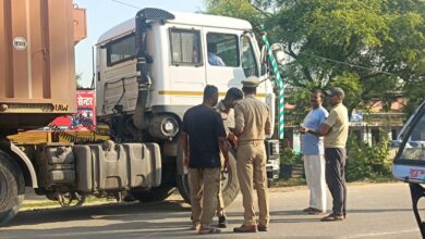 बलरामपुर में ट्रक के पहिए के नीचे आकर बाइक सवार की मौत, एक घायल