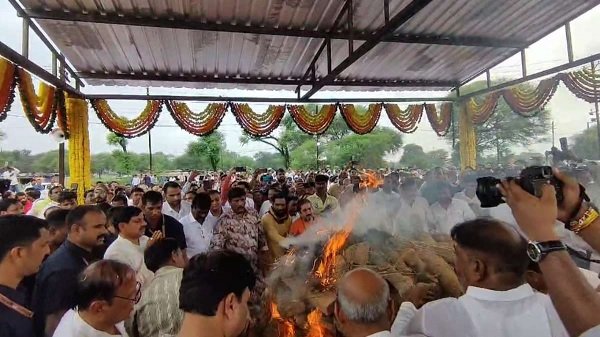 पंचतत्‍व में विलीन हुए मुख्‍यमंत्री के पिता पूनमचंद यादव