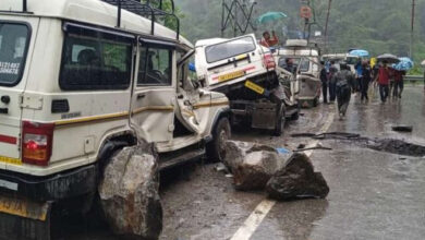 पहाड़ी से गिरे मलबे में गुम हुए दो वाहन, एक आवासीय घर में भी घुसा मलबा