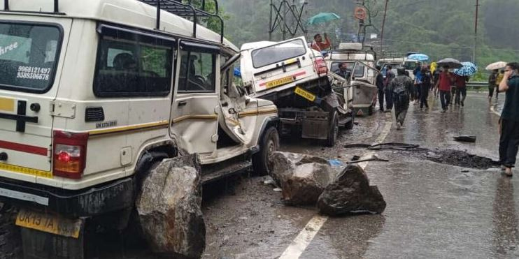 पहाड़ी से गिरे मलबे में गुम हुए दो वाहन, एक आवासीय घर में भी घुसा मलबा