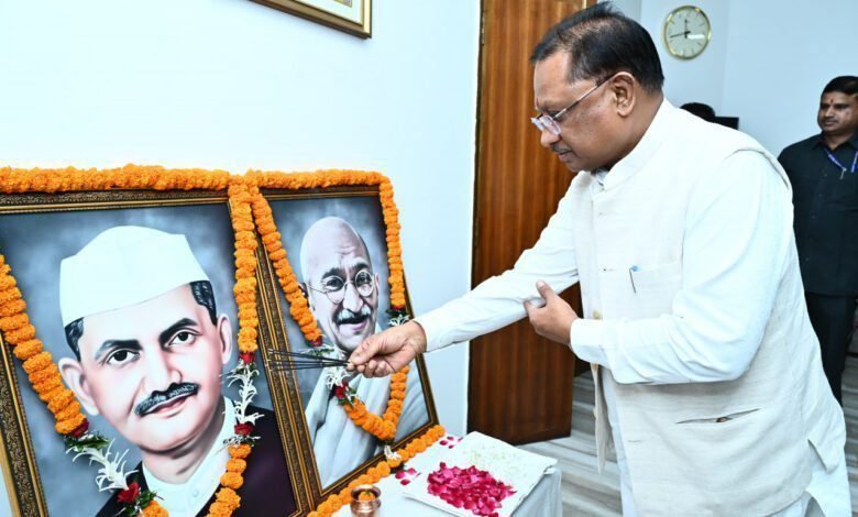 मुख्यमंत्री ने राष्ट्रपिता महात्मा गांधी और पूर्व प्रधानमंत्री स्वर्गीय लाल बहादुर शास्त्री की जयंती पर उन्हें किया नमन