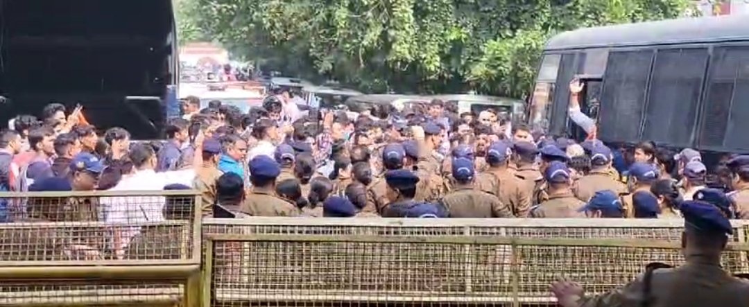 छात्रसंघ चुनाव बहाली को लेकर शिक्षा मंत्री आवास का घेराव, पुलिस और एनएसयूआई कार्यकर्ताओं के बीच हुई झड़प