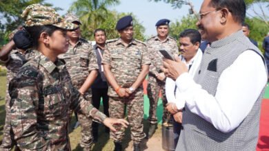 मुख्यमंत्री ने सीआरपीएफ़ बस्तरिया बटालियन की जवान प्रमिका दुग्गा की मां से फोन पर की बात