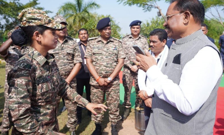 मुख्यमंत्री ने सीआरपीएफ़ बस्तरिया बटालियन की जवान प्रमिका दुग्गा की मां से फोन पर की बात