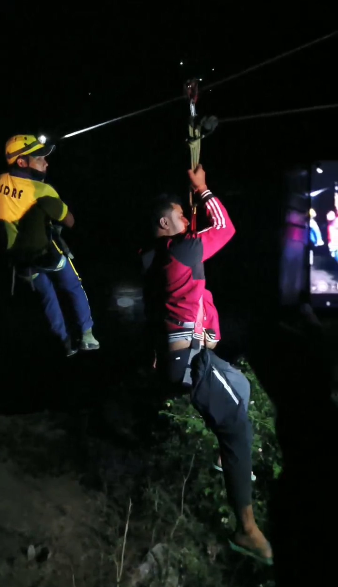 मंदाकिनी नदी पार करते समय बीच धार में फंसा युवक, एसडीआरएफ ने बचाई जान