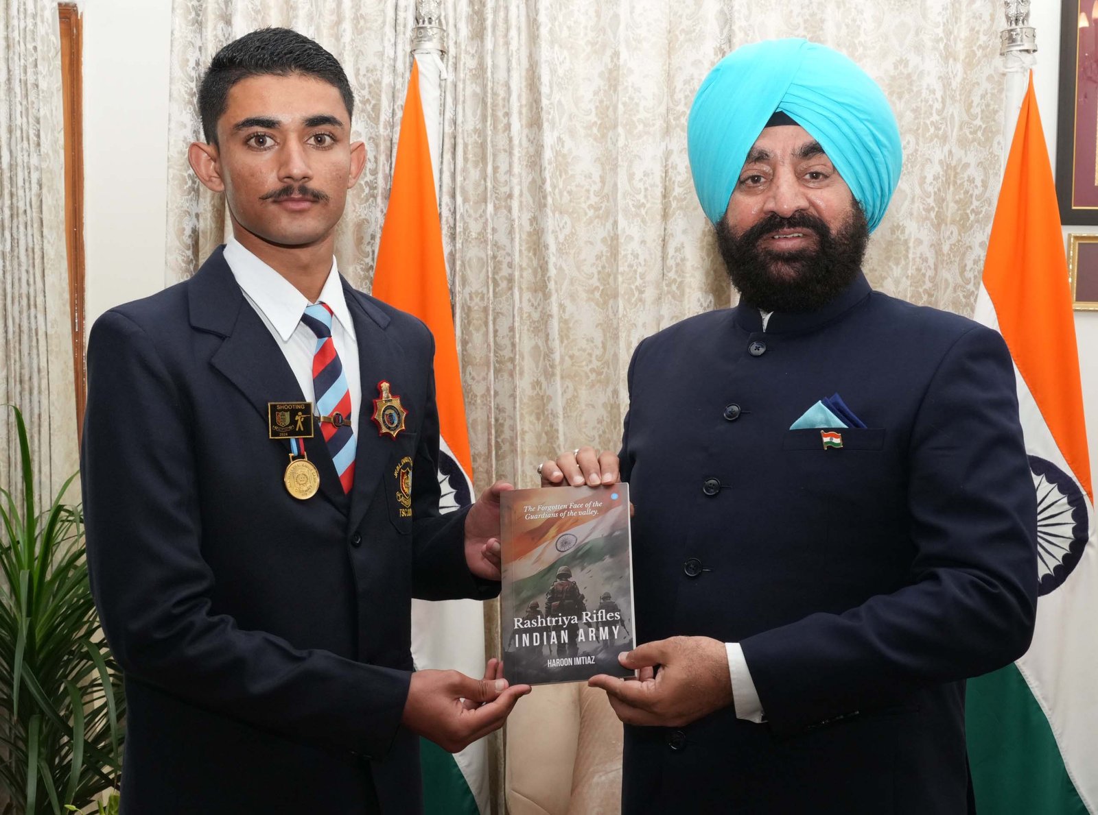 हारून इम्तियाज ने राज्यपाल को ‘राष्ट्रीय राइफल्स : इंडियन आर्मी’ पुस्तक की भेंट