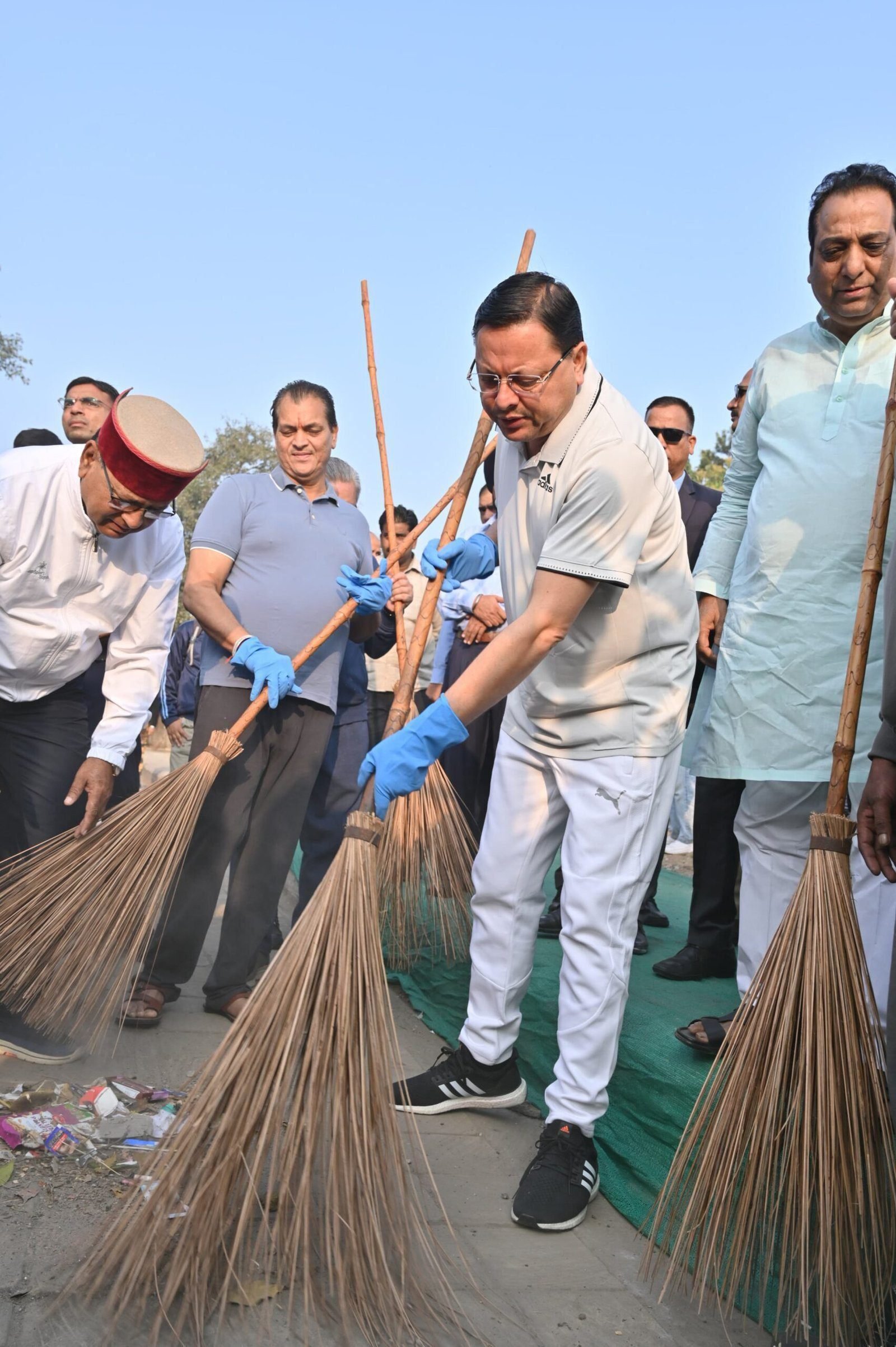 मुख्यमंत्री ने झाड़ू लगाकर स्वच्छता का दिया संदेश, बोले- स्वच्छता को बनाएं अपनी नियमित दिनचर्या