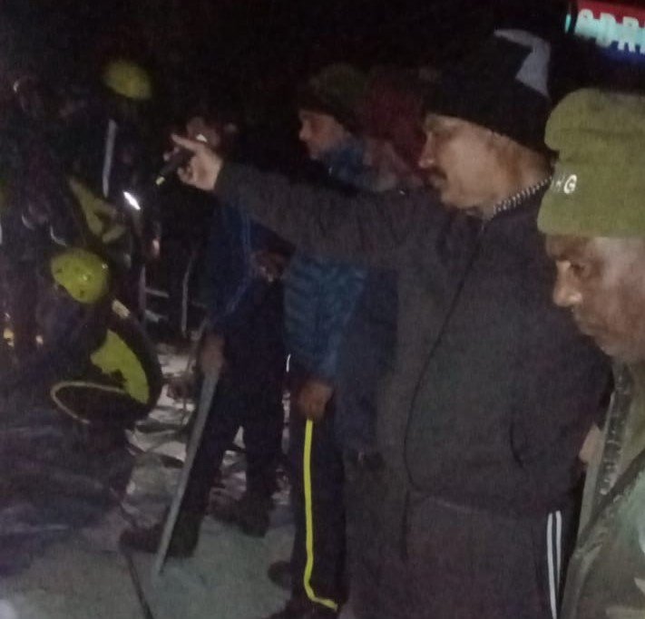 बदरीनाथ हाईवे पर सड़क से खाई में गिरा वाहन, दो घायल, एक लापता
