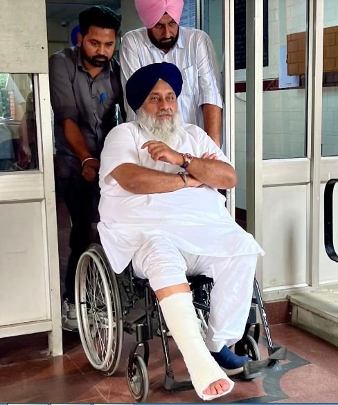 दरबार साहिब में फिसले सुखबीर बादल, टांग में हेयरलाइन फ्रैक्चर