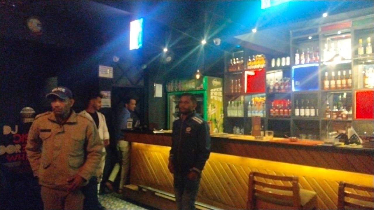 देर रात तक शराब परोसने वाले बार व पब पर चला प्रशासन का डंडा, कई सील और संचालकाें पर जुर्माना