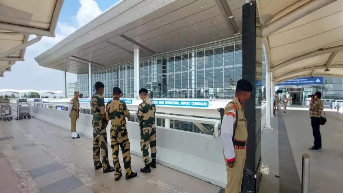 एयरपोर्ट पर यात्रियों के बैग से कारतूस मिलने के बाद सनसनी, पुलिस ने शुरू की जांच