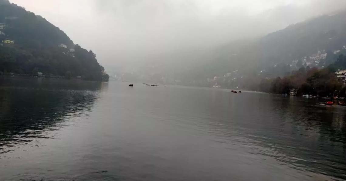 नैनीताल में बादल और कोहरे ने ठंड बढ़ाई, ट्रेनों पर भी पड़ रहा असर