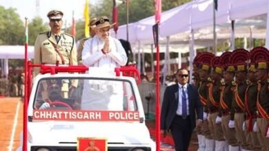 केन्द्रीय गृह एवं सहकारिता मंत्री अमित शाह ने आज अपने छत्तीसगढ़ दौरे के पहले दिन रायपुर में छत्तीसगढ़ पुलिस को ‘प्रेसिडेंट कलर’ प्रदान किया