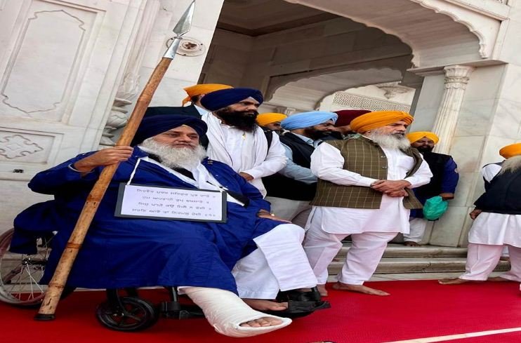 सुखबीर बादल व अन्य धार्मिक सजा भुगतने पहुंचे अकाल तख्त साहिब, बदला चोला