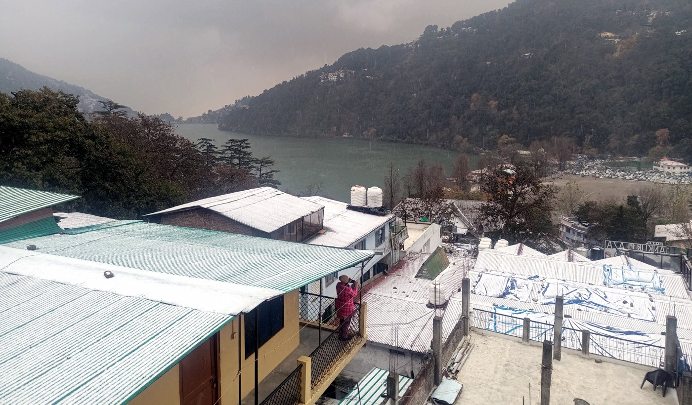 रूठी प्रकृति ने दिखाई मेहरबानी, नैनीताल में बर्फबारी और बारिश का सुखद अनुभव