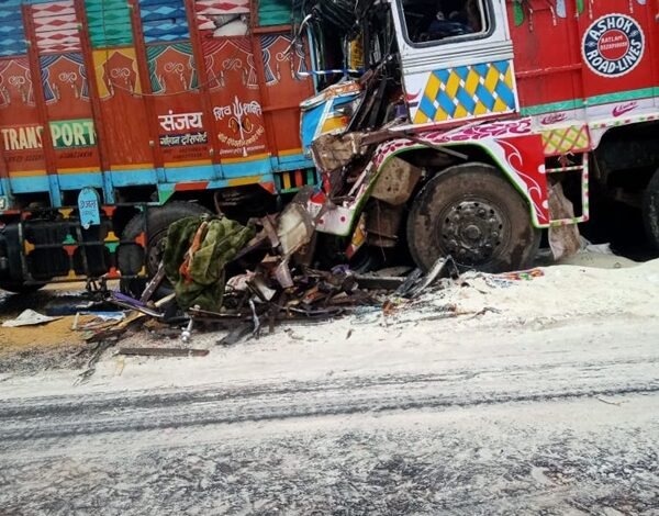 भीषण सड़क हादसा, दाे ट्रकाें की आमने-सामने से भिडंत में दोनाें ड्राइवरों की मौत, एक क्लीनर गंभीर