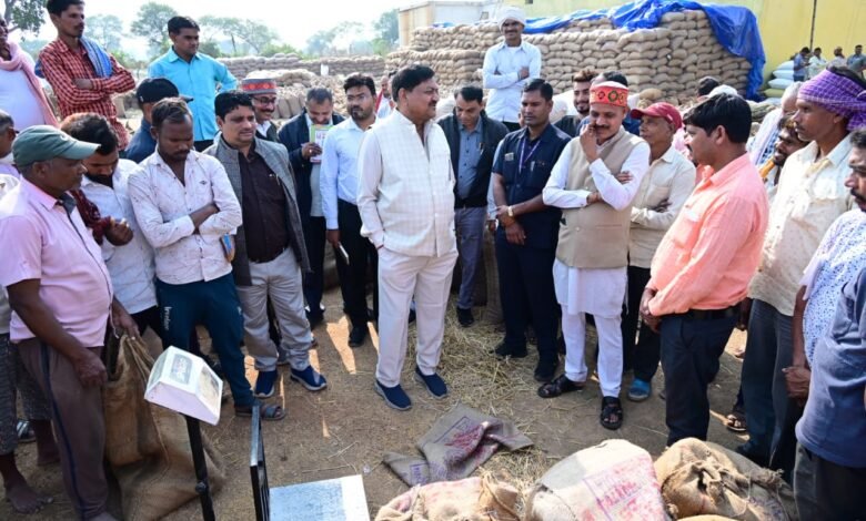 खाद्य मंत्री बघेल ने धान खरीदी केंद्र झाल, मुरता, संबलपुर, मारो और गुंजेरा पहुंचकर खरीदी व्यवस्था का लिया जाएजा