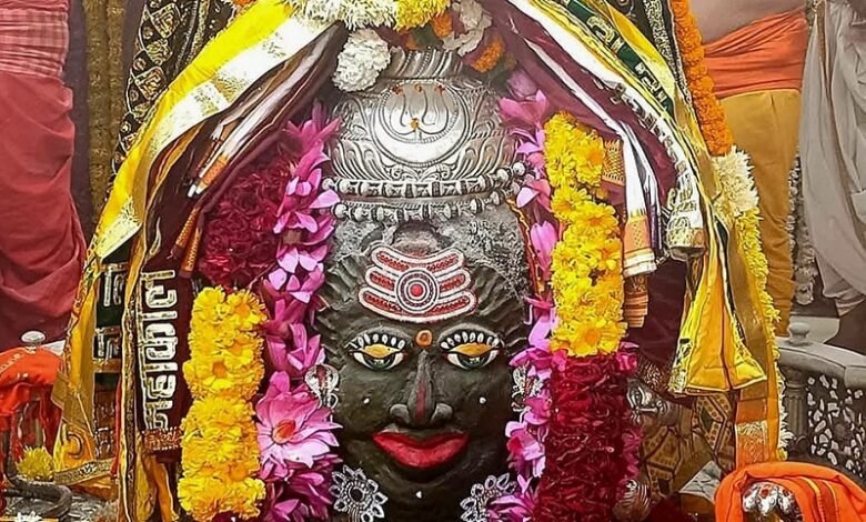 उज्जैन में मकर संक्रांति पर भगवान महाकाल का दिव्य श्रृंगार, तिल-गुड़ का लगाया गया भोग