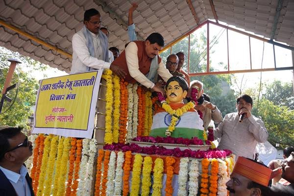 अमर शहीद हेमू कालाणी की प्रतिमा पर मुख्यमंत्री डॉ. यादव ने किया माल्यार्पण