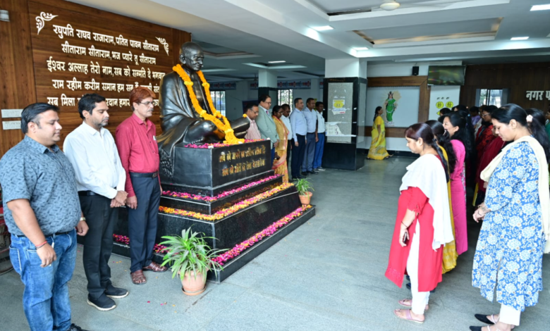 राष्ट्र के अमर शहीदों का स्मरण कर रायपुर नगर निगम मुख्यालय सहित सभी 10 जोन कार्यालयों में अधिकारियों, कर्मचारियों ने दी दो मिनट की सामूहिक मौन श्रद्धांजलि