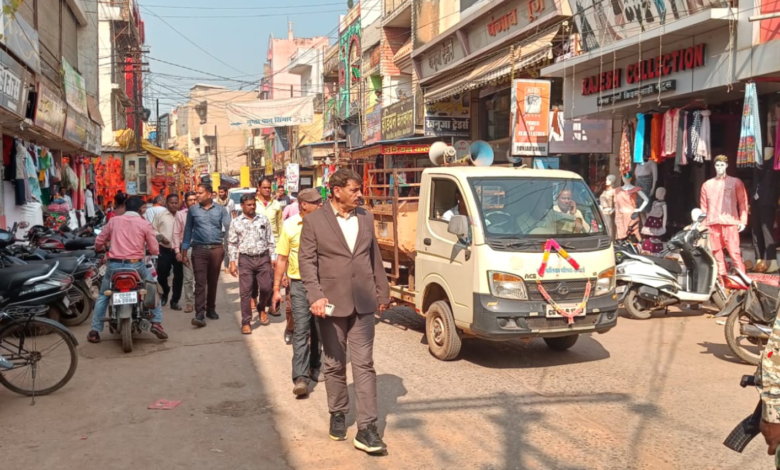 कलेक्टर ने बाजार मार्गों का किया निरीक्षण, दुकानदारों को सड़क पर सामान न रखने की अपील