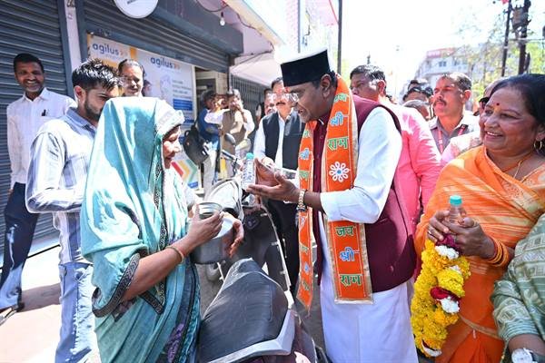 मंत्री विश्वास कैलाश सारंग की अनूठी पहल : प्रयागराज गंगाजल वितरण का किया शुभारंभ