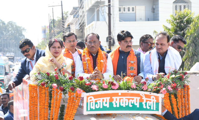 मुख्यमंत्री विष्णु देव साय का धमतरी में विशाल रोड शो, जनता का मिला भरपूर समर्थन