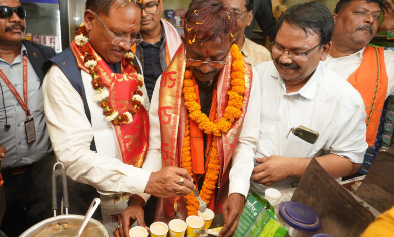 मुख्यमंत्री विष्णु देव साय पहुंचे महापौर प्रत्याशी जीवर्धन चौहान की चाय की दुकान, खुद बनाई चाय