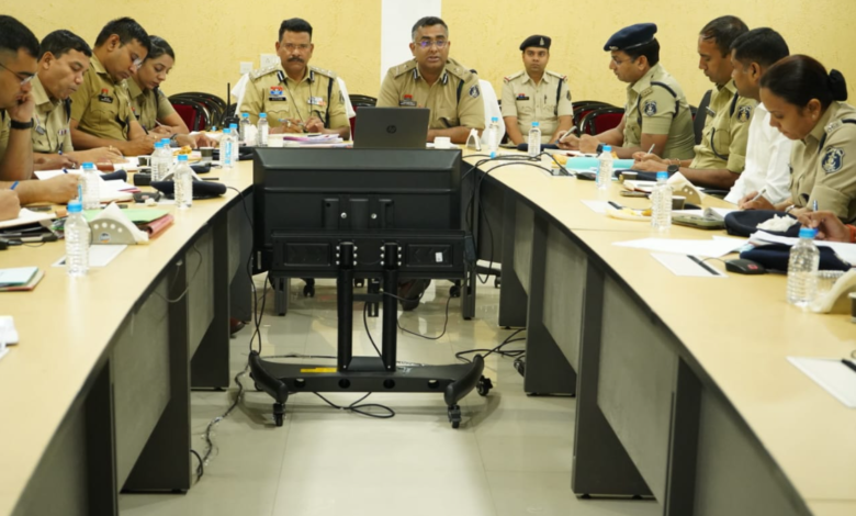 पुलिस महानिरीक्षक अमरेश कुमार मिश्रा द्वारा सी 4 बैठक कक्ष में समीक्षा बैठक आयोजित